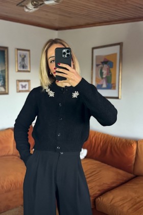 Yakası taşlı kısa hırka - Siyah