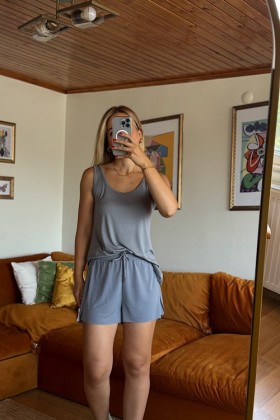 GRİ KOLSUZ BLUZ - Gri