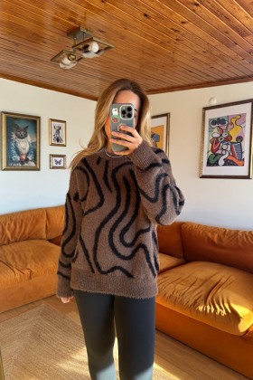 KAHVE SİYAH ÇİZGİ DETAYLI SAKALLI KAZAK