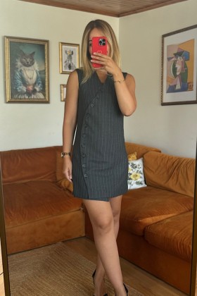 GRİ ÇİZGİLİ ASİMETRİK DÜĞMELİ ELBİSE - Gri