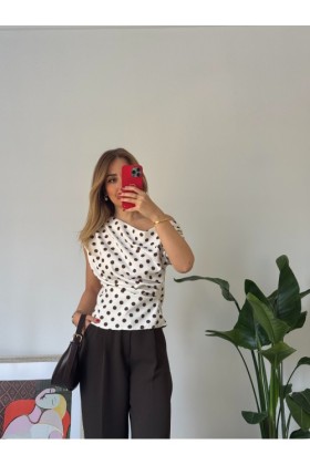 KAHVE PUANTİYELİ OMUZU DÜŞÜK BLUZ - Kahve